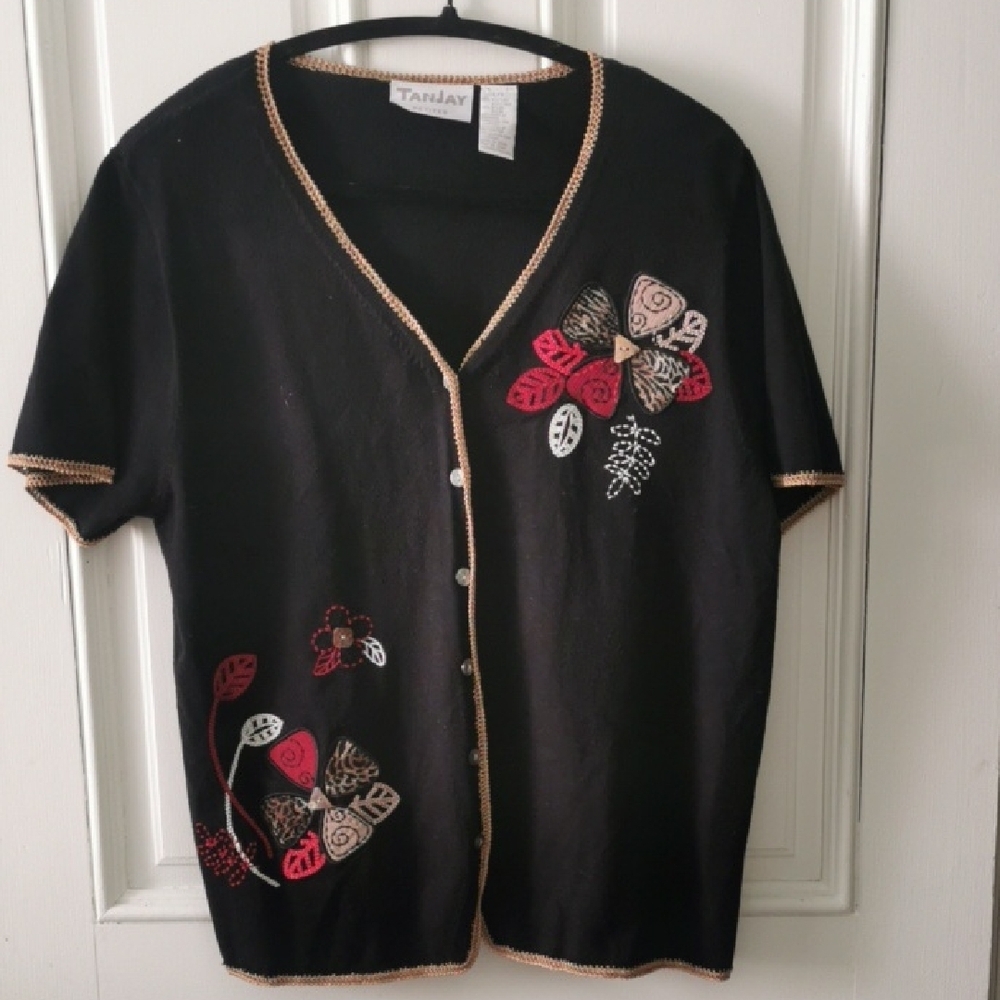 TanJay petites vintage sweater short sleeve floral embroidered cardigan. Size L